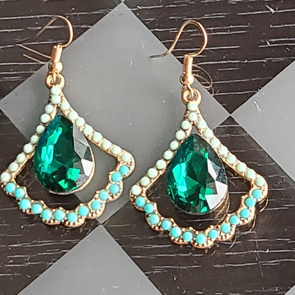 Elegant Green and Gold Teardrop Earrings - Picture 4 of 9